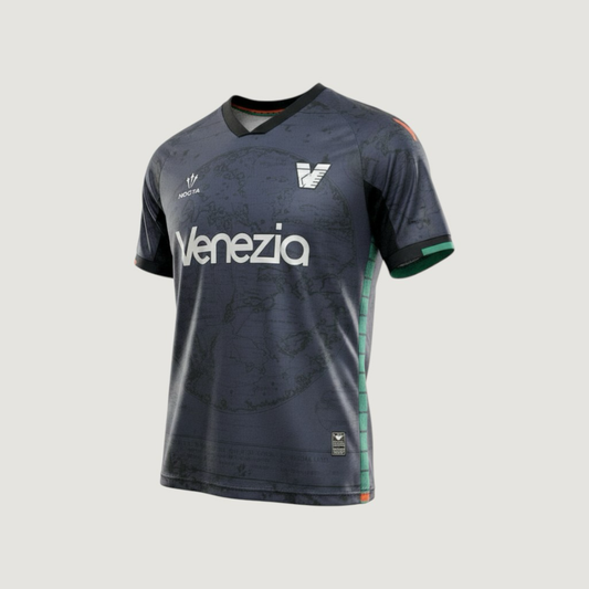 Venezia FC – Maillot Concept 2025-26 – gris foncé, rouge, vert - avant