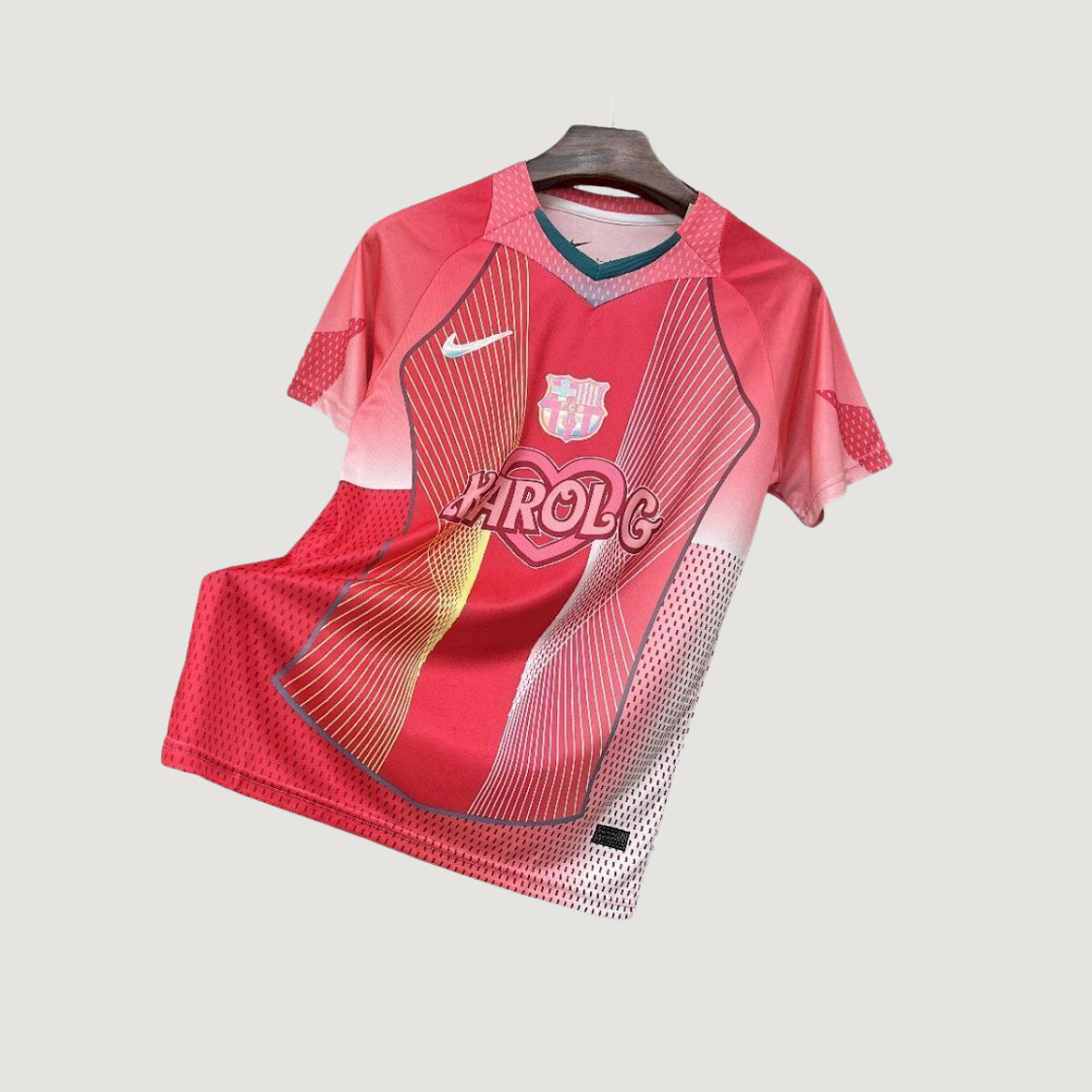 FC Barcelone – Maillot Concept Karol G 2025/26 – Rouge Rose - avant