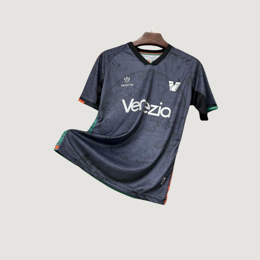 Venezia FC – Maillot Concept 2025-26 – gris foncé, rouge, vert - dos