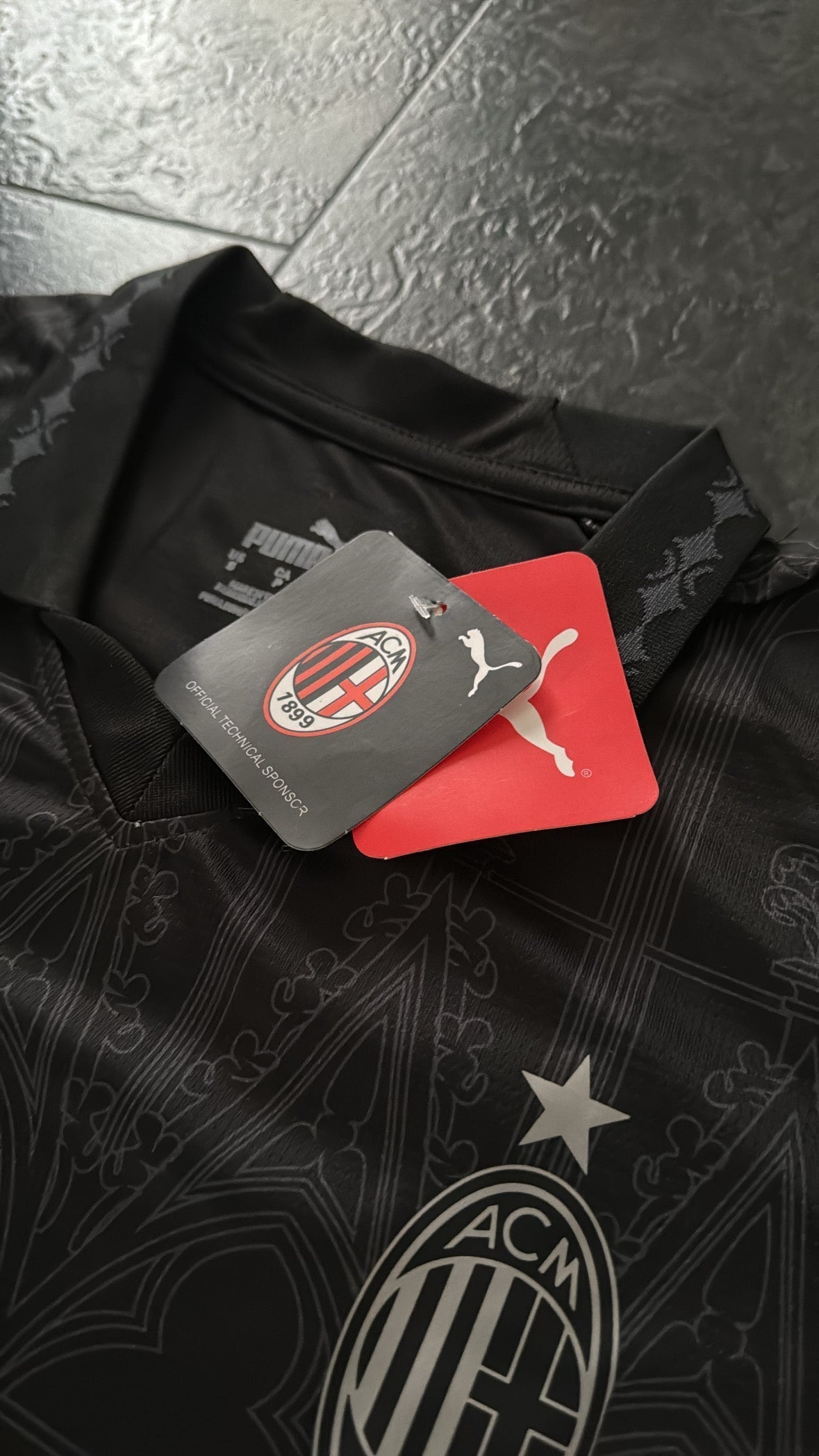 AC Milan - Maillot x PLEASURES Forth 23/24 - Noir DERBYX