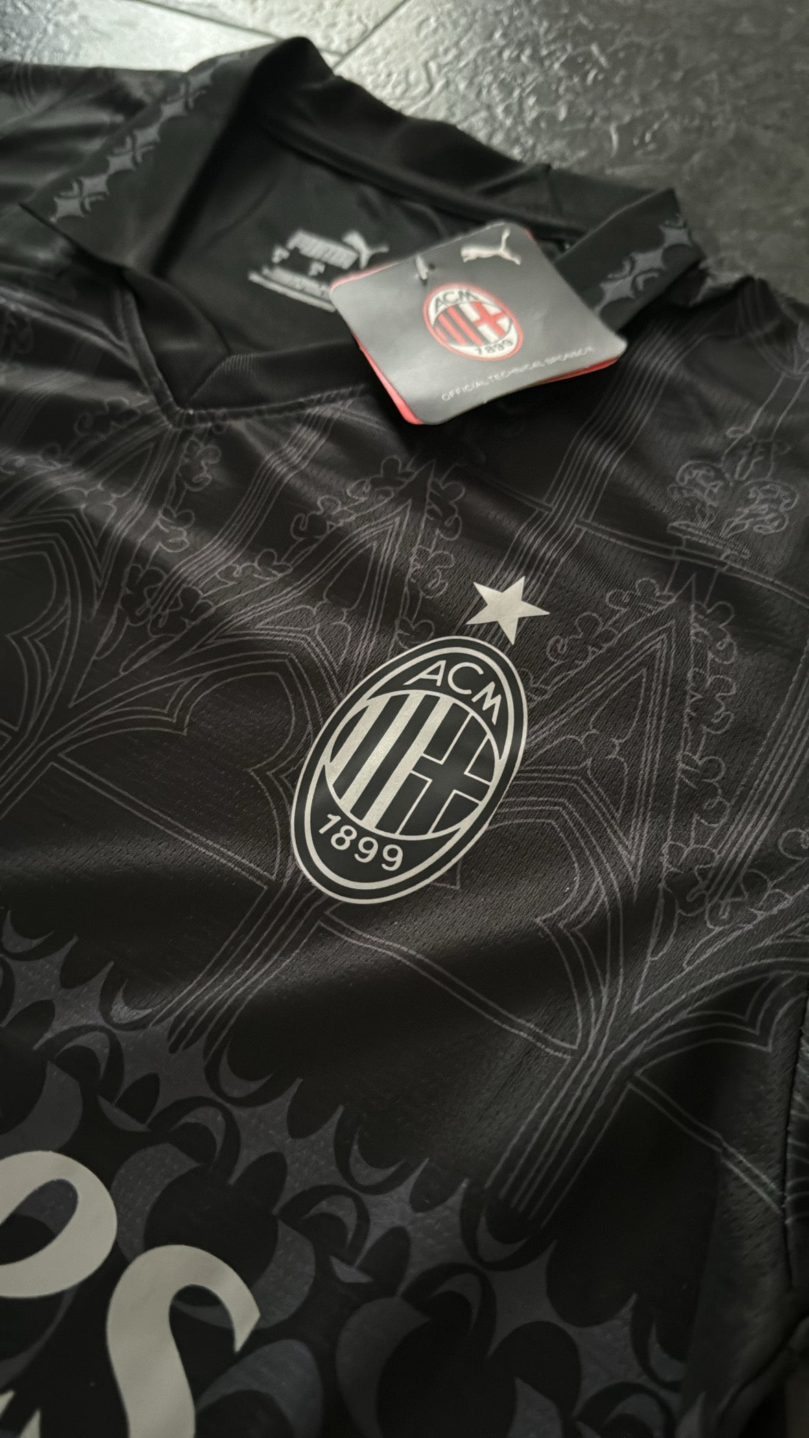 AC Milan - Maillot x PLEASURES Forth 23/24 - Noir DERBYX